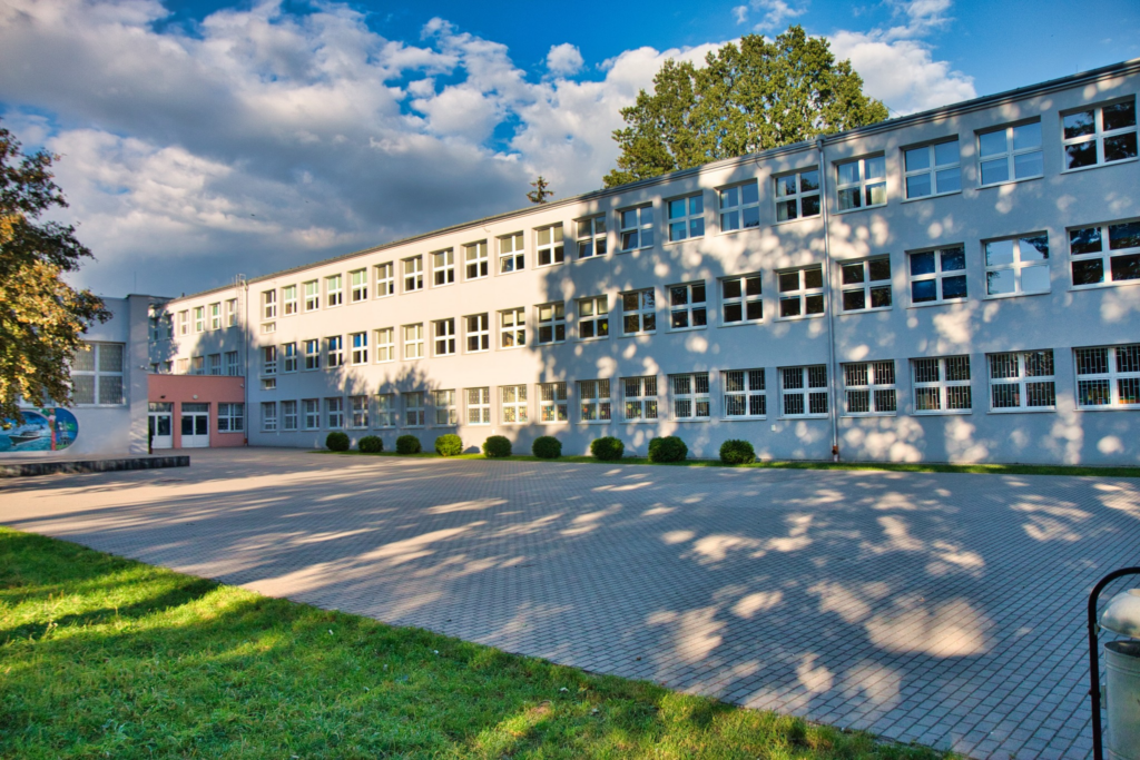 Na zdjęciu widnieje budynek A SP182