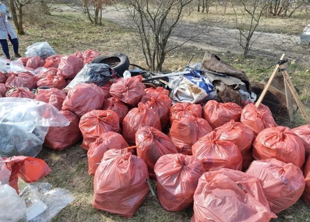 Na zdjęciu widać worki ze śmieciami