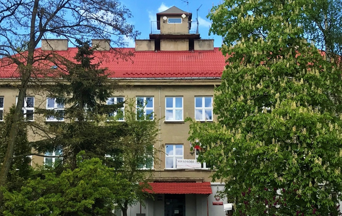 Na zdjęciu widać budynek Liceum Ogólnokształcącego Nr XV im. Jana Kasprowicza