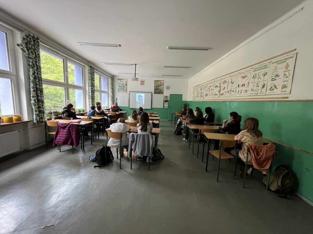 widzimy twórcę muralu prowadzącego warsztaty dla dzieci z naszej szkoły