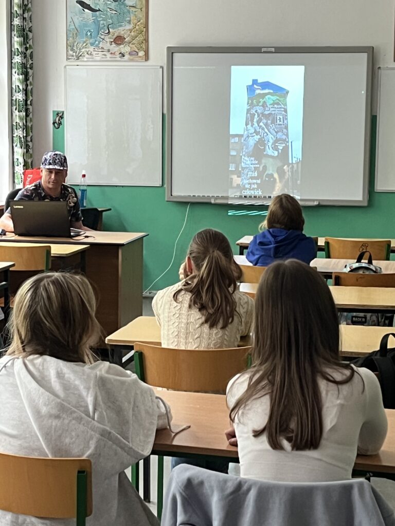 widzimy twórcę muralu prowadzącego warsztaty dla dzieci z naszej szkoły