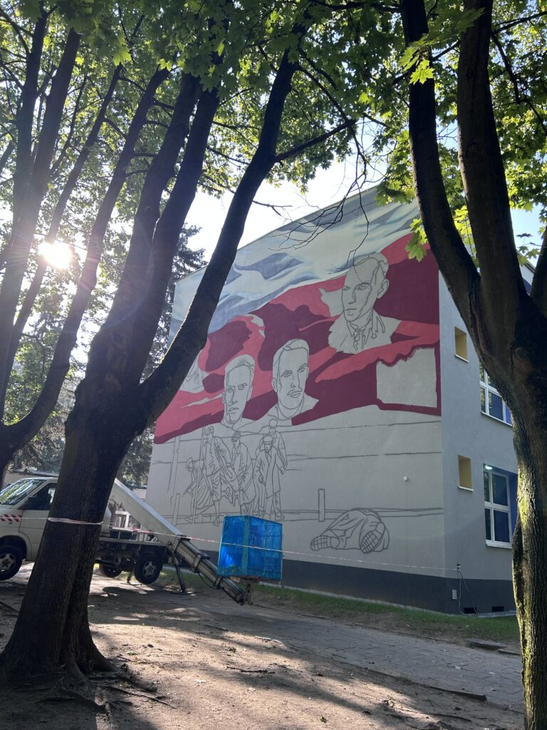 Na tym zdjęciu widzimy mural tuż po rozpoczęciu malowania go