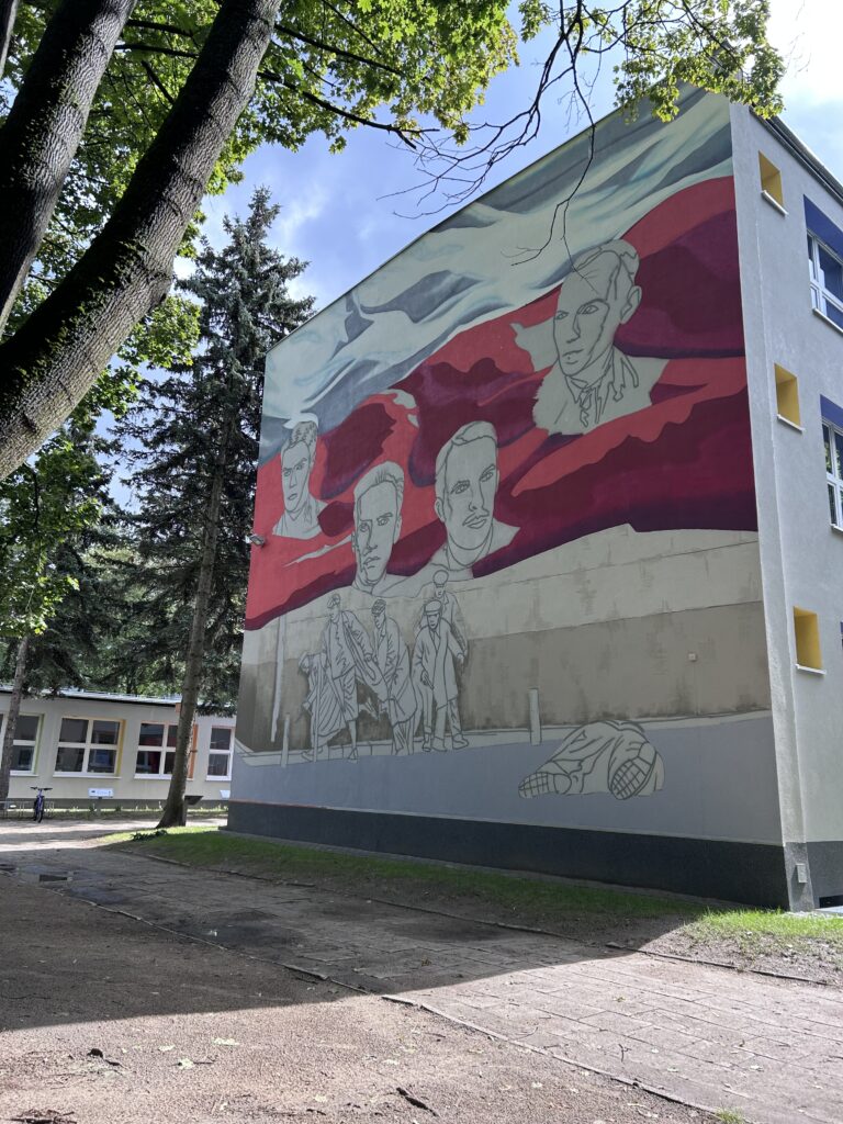Na tym zdjęciu widzimy mural kilka dni tuż po jego rozpoczęciu
