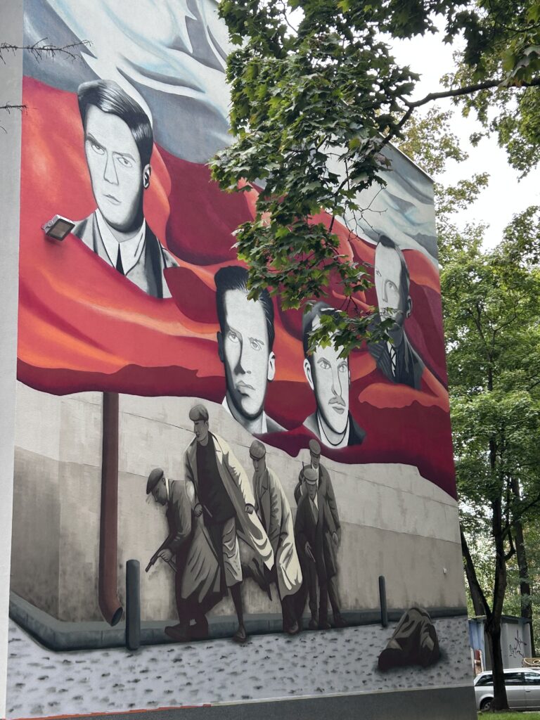 Na tym zdjęciu widzimy mural tuż przed ukończeniem