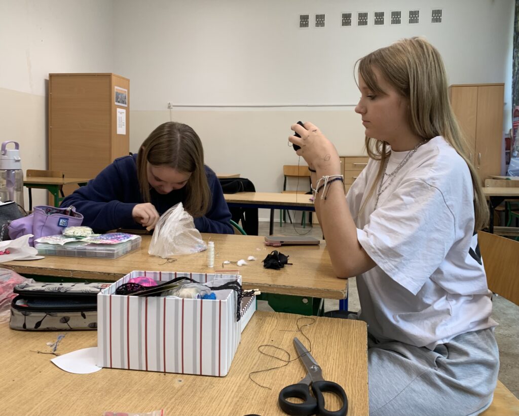 uczennica robiąca zdjęcie