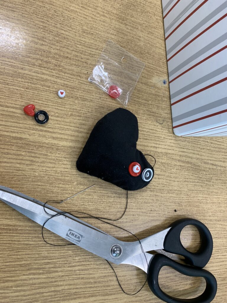 nożyczki oraz serce z szydełek