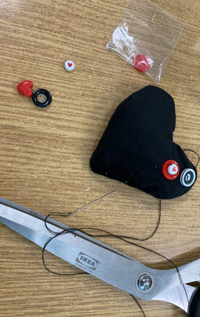 nożyczki oraz serce z szydełek