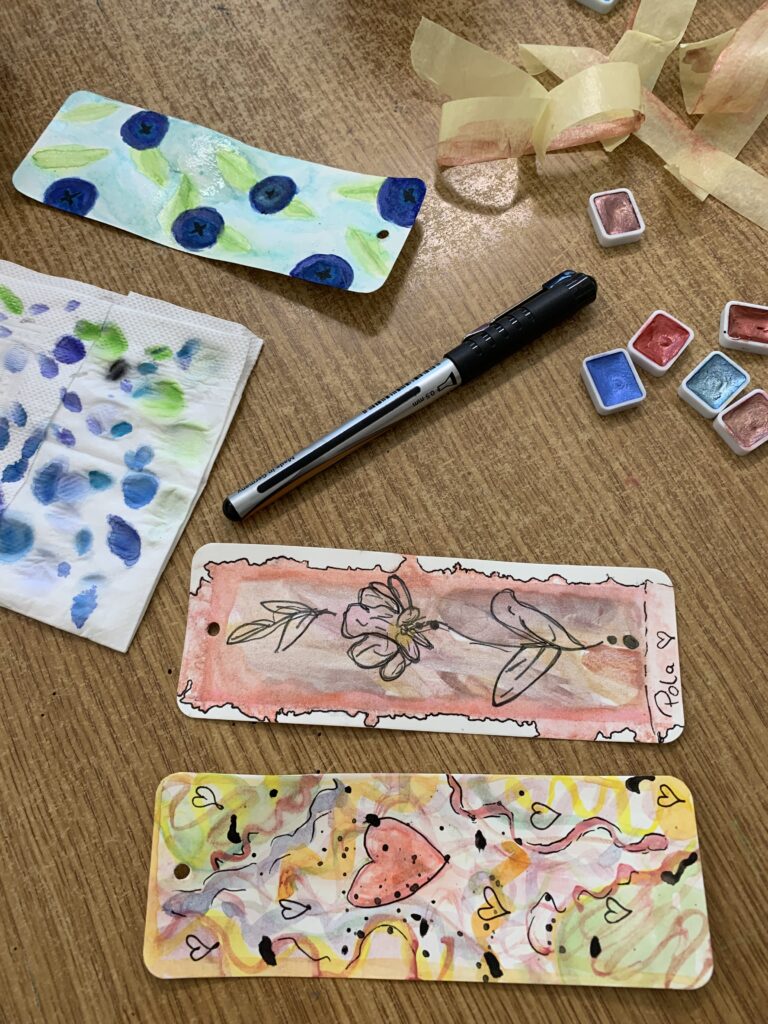 Fotorelacja z zajęć Zakładki do książek - malowane akwarelą, na zdjęciu widać zakładki podczas malowania 