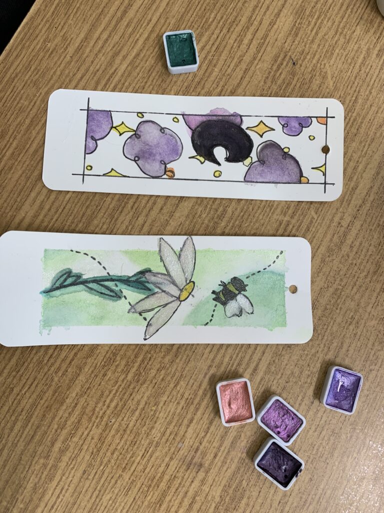 Fotorelacja z zajęć Zakładki do książek - malowane akwarelą, na zdjęciu widać dwie zakończone zakładki