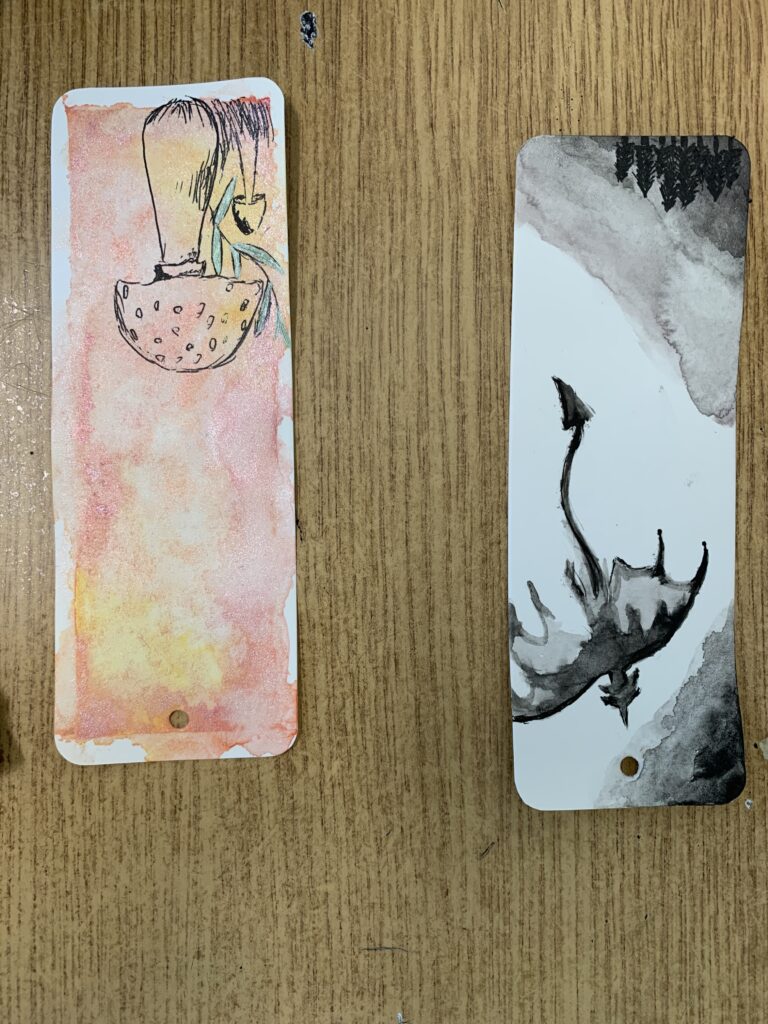 Fotorelacja z zajęć Zakładki do książek - malowane akwarelą, na zdjęciu widać dwie skończone zakładki