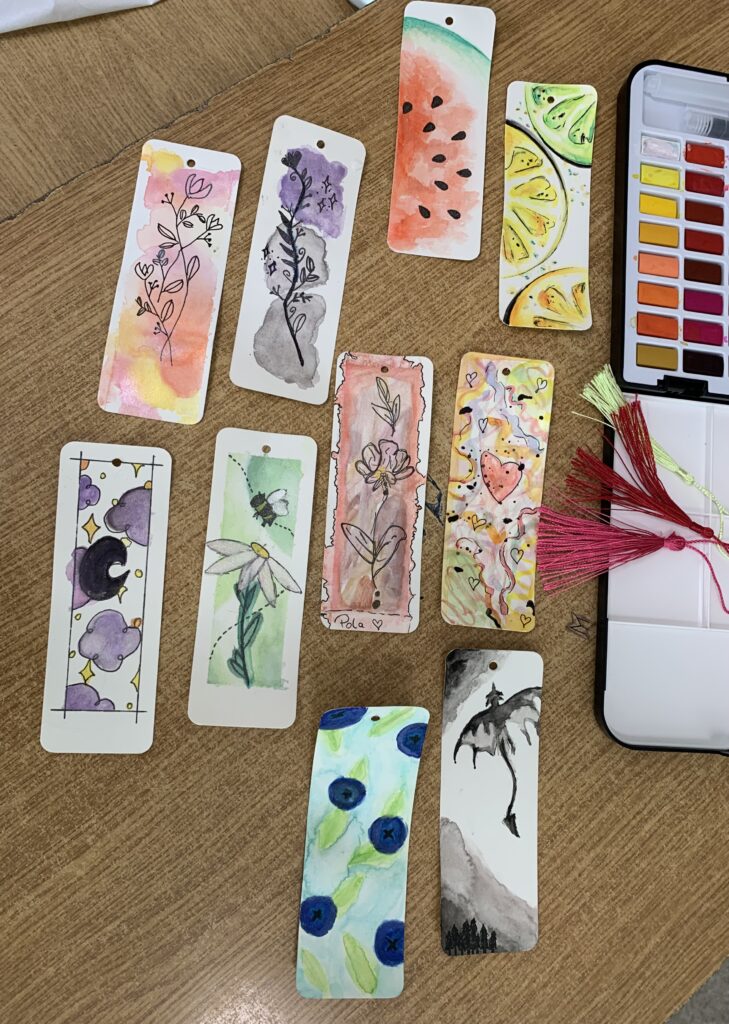 Fotorelacja z zajęć Zakładki do książek - malowane akwarelą, na zdjęciu widać 10 udekorowanych zakładek