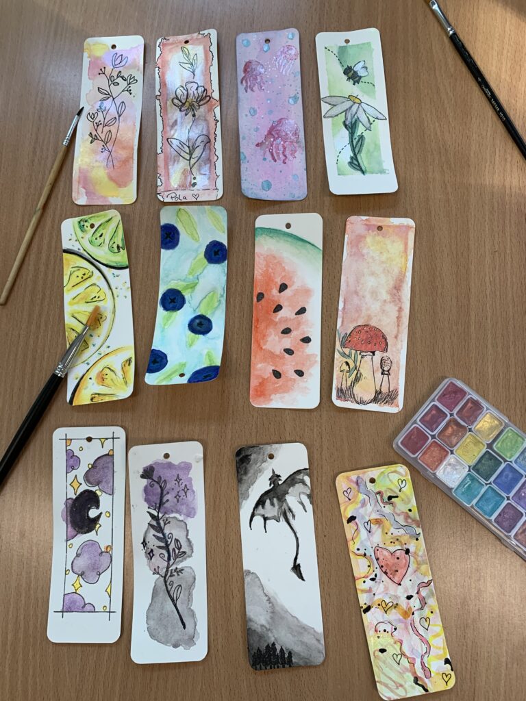 Fotorelacja z zajęć Zakładki do książek - malowane akwarelą, na zdjęciu widać 12 gotowych zakładek