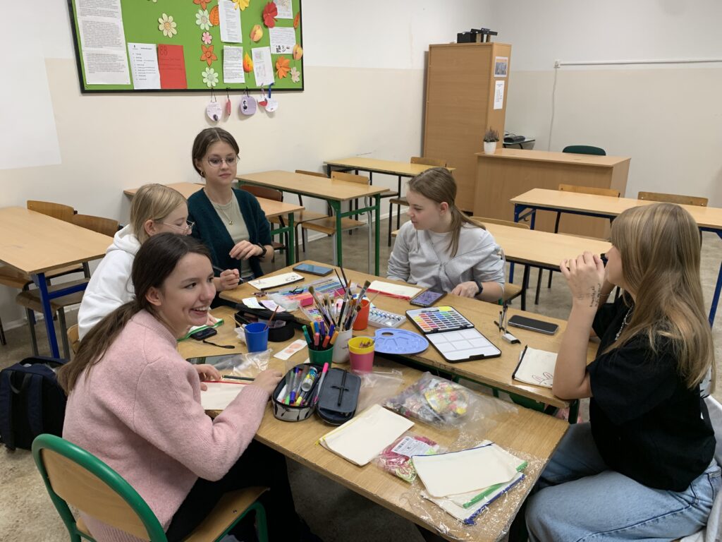 Uczennica siedząca przy ławce robiąca pracę