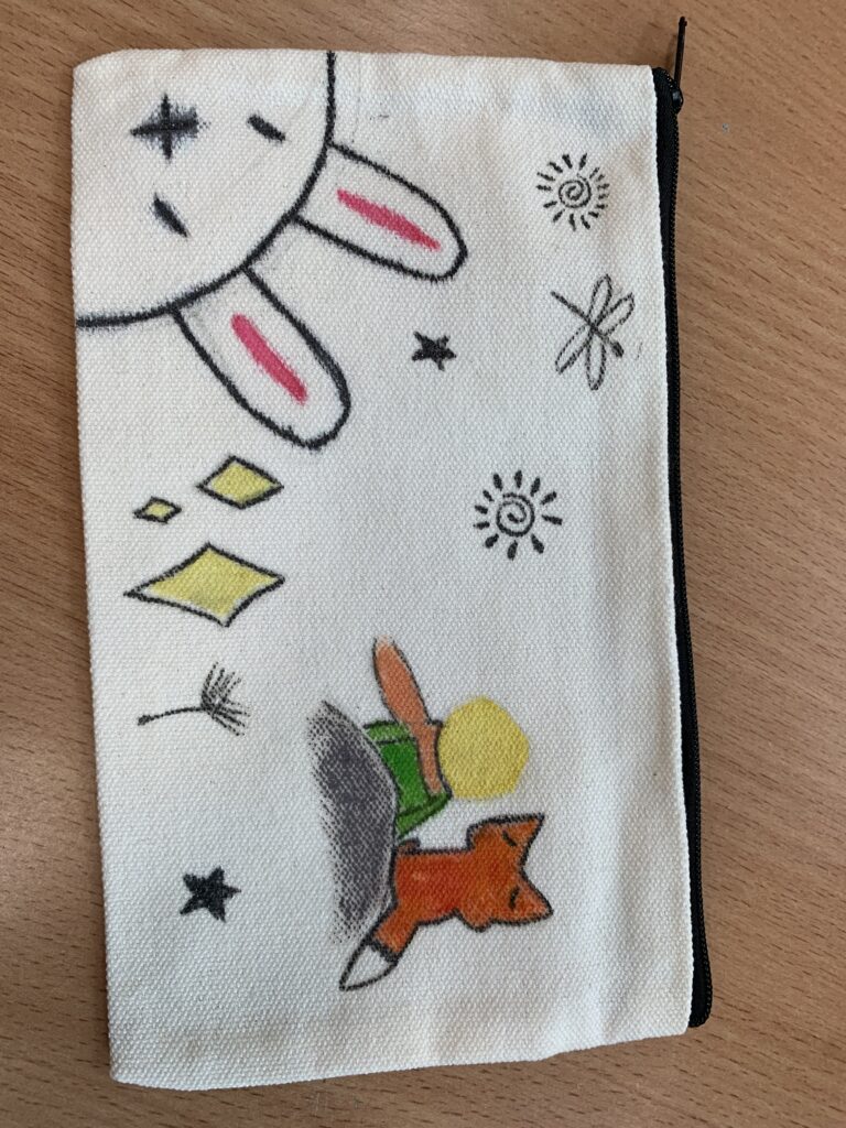 biały kolorowy piórnik