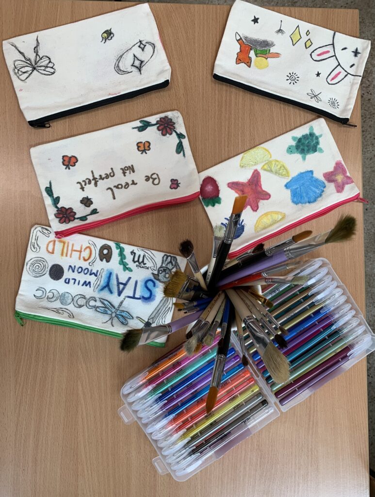 białe kolorowe piórniki