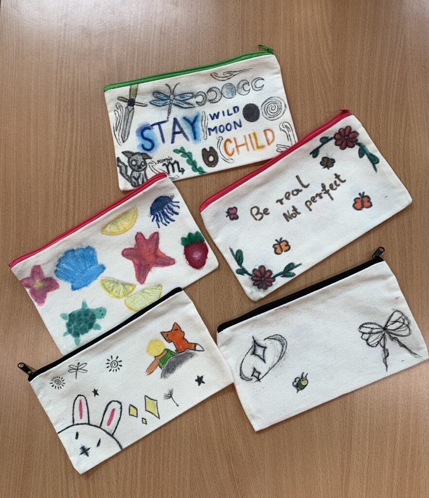 białe kolorowe piórniki