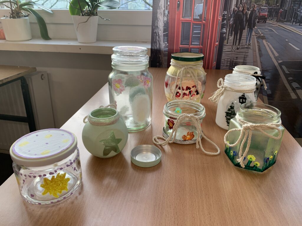 na zdjęciu widać 8 pomalowanych słoików w różne wzory