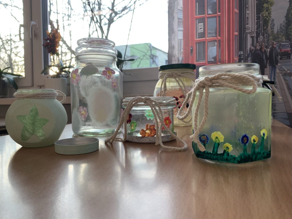 na zdjęciu widać 5 pomalowanych słoików w różne wzory