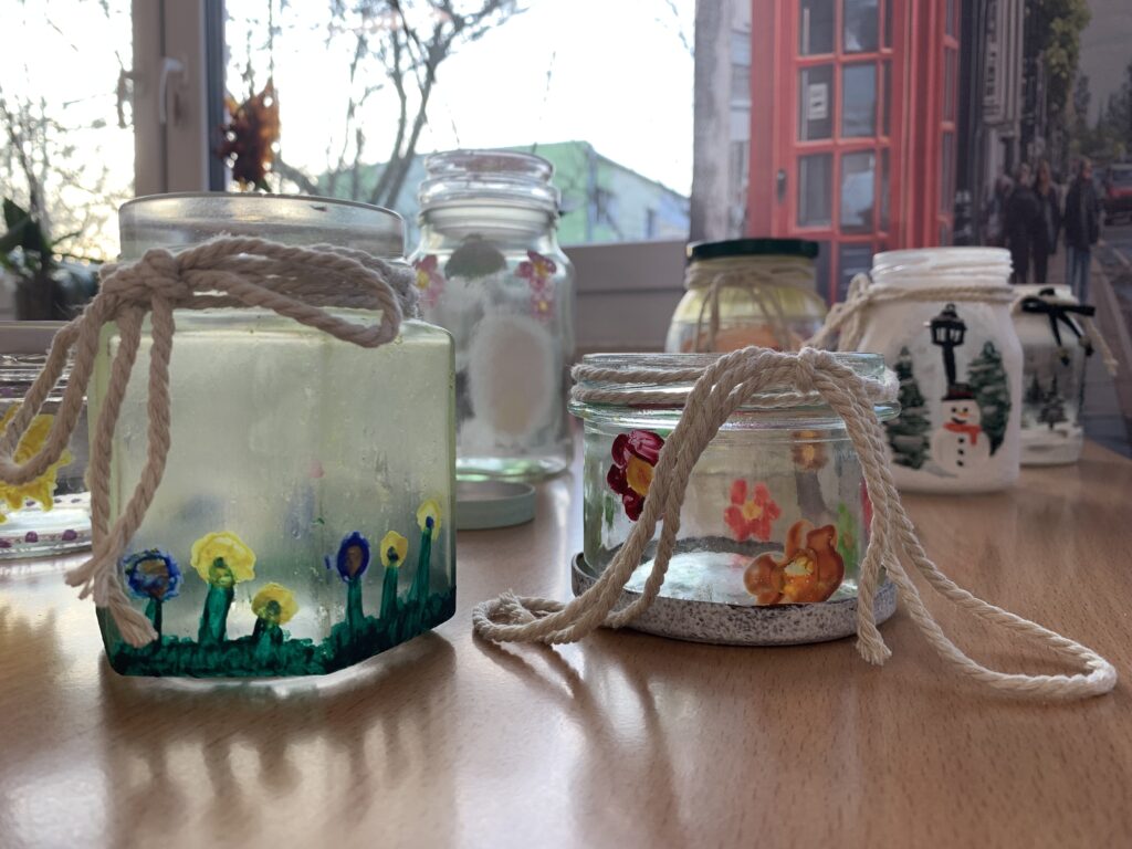 na zdjęciu widać 7 pomalowanych słoików