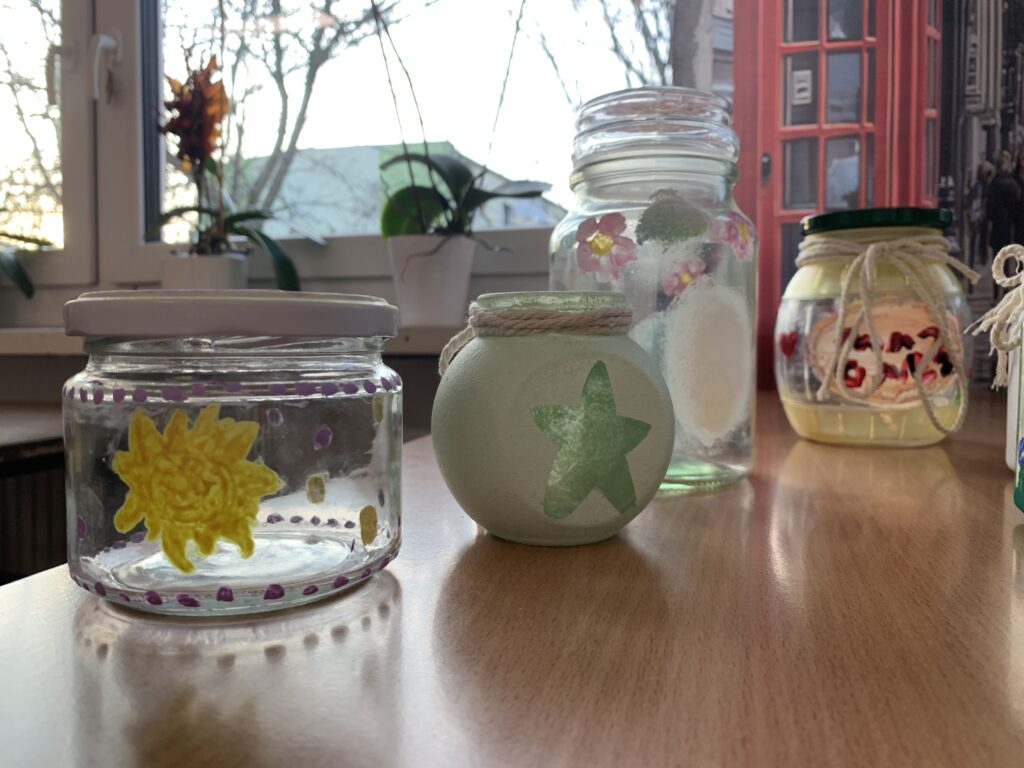na zdjęciu widać 4 słoiki pomalowane w różne wzory