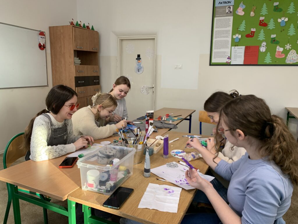 uczennice pracujące przy ławkach