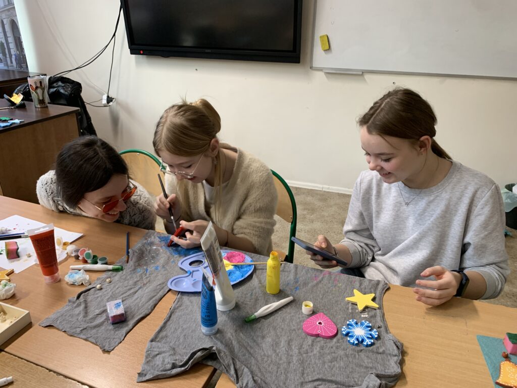 uczennice pracujące przy ławce