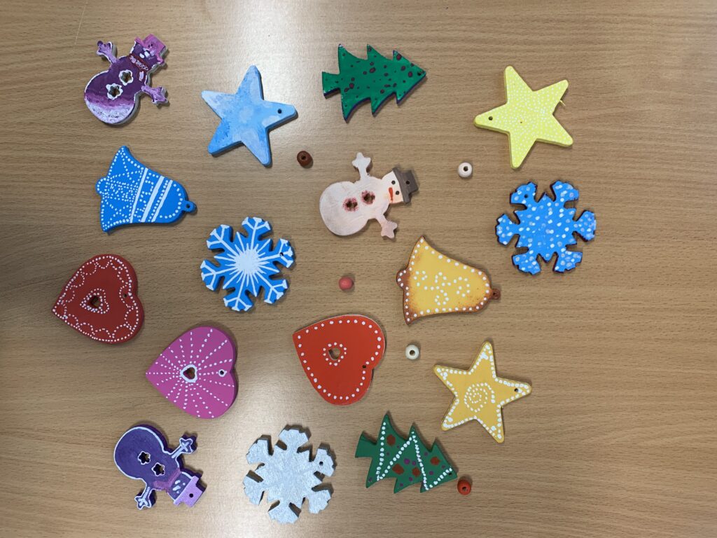 wiele kolorowych, o różnych kształtach prac plastycznych