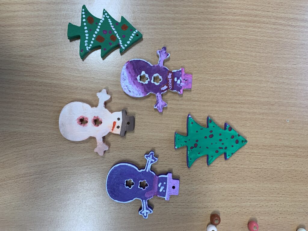 Dwie zielone choineczki oraz trzy kolorowe bałwanki