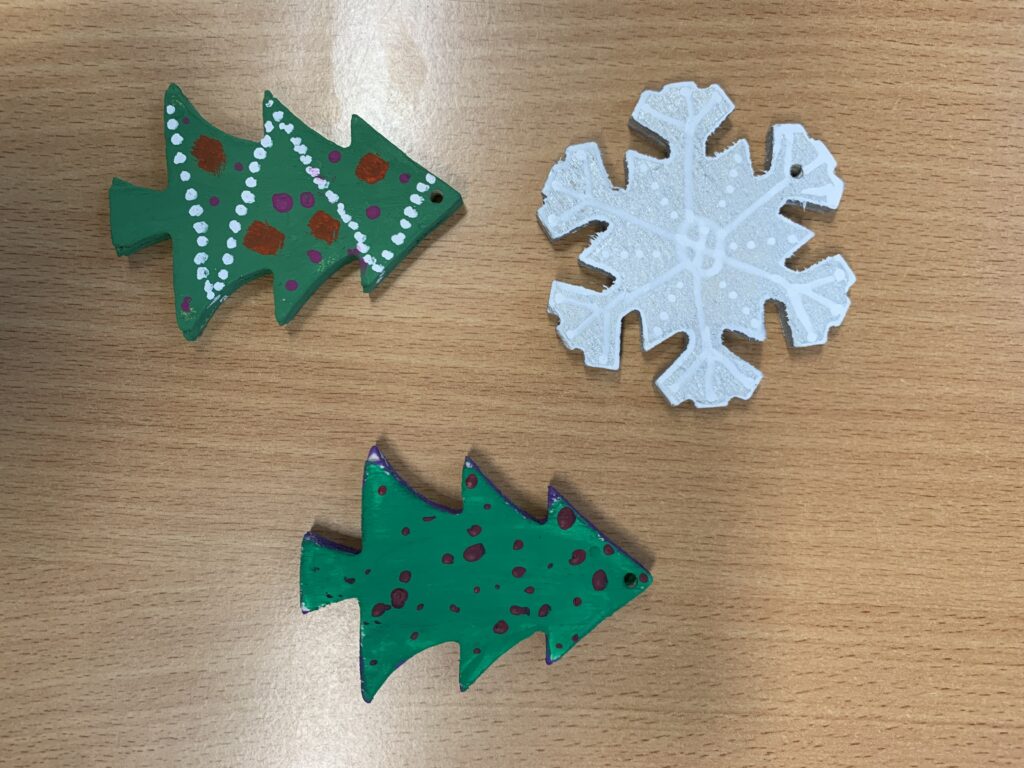 Błękitna śnieżynka oraz dwie zielone choineczki