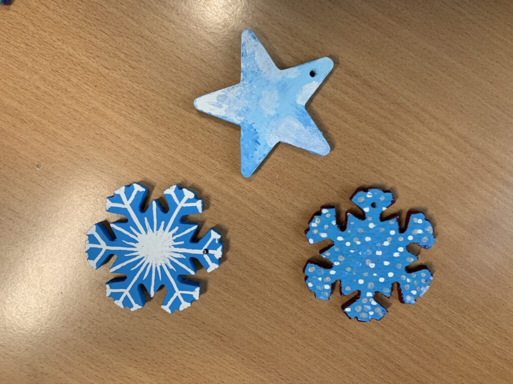 niebieska gwiazdka oraz dwie niebieskie śnieżynki 