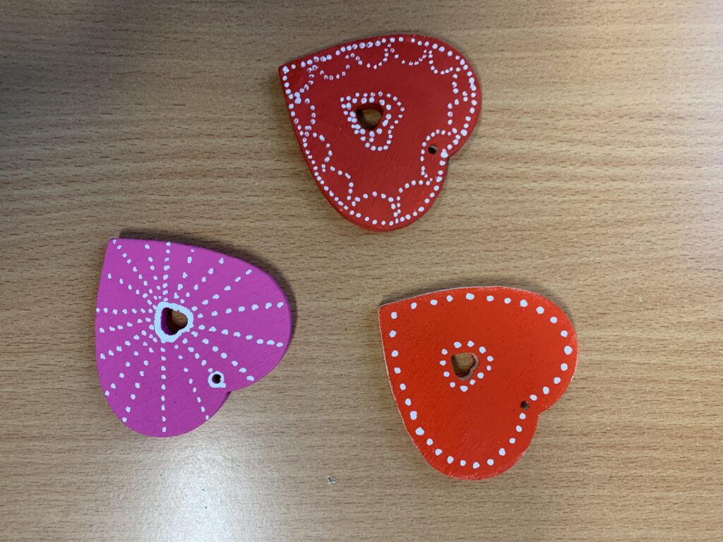 Trzy kolorowe serduszka