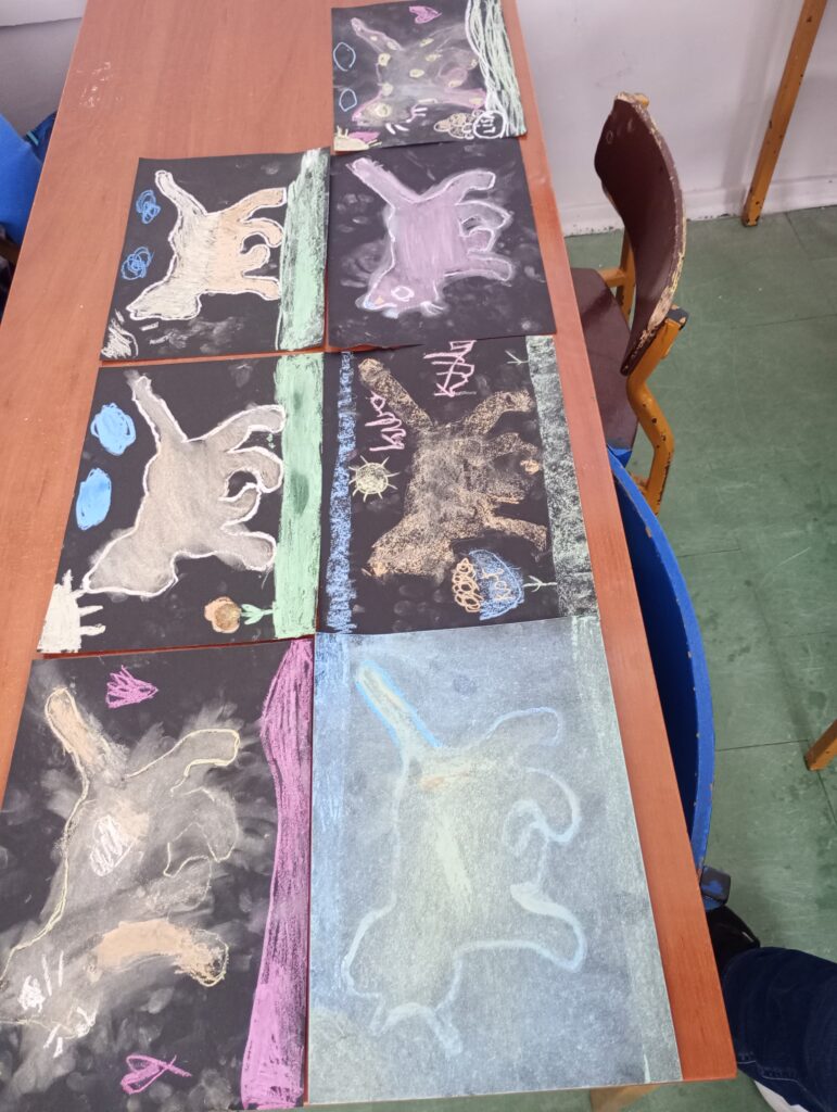 Obrazek przedstawia prace uczniów z obrazkami kotów.