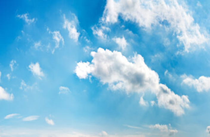 zdjęcie przedstawia chmury na błękitnym niebie 