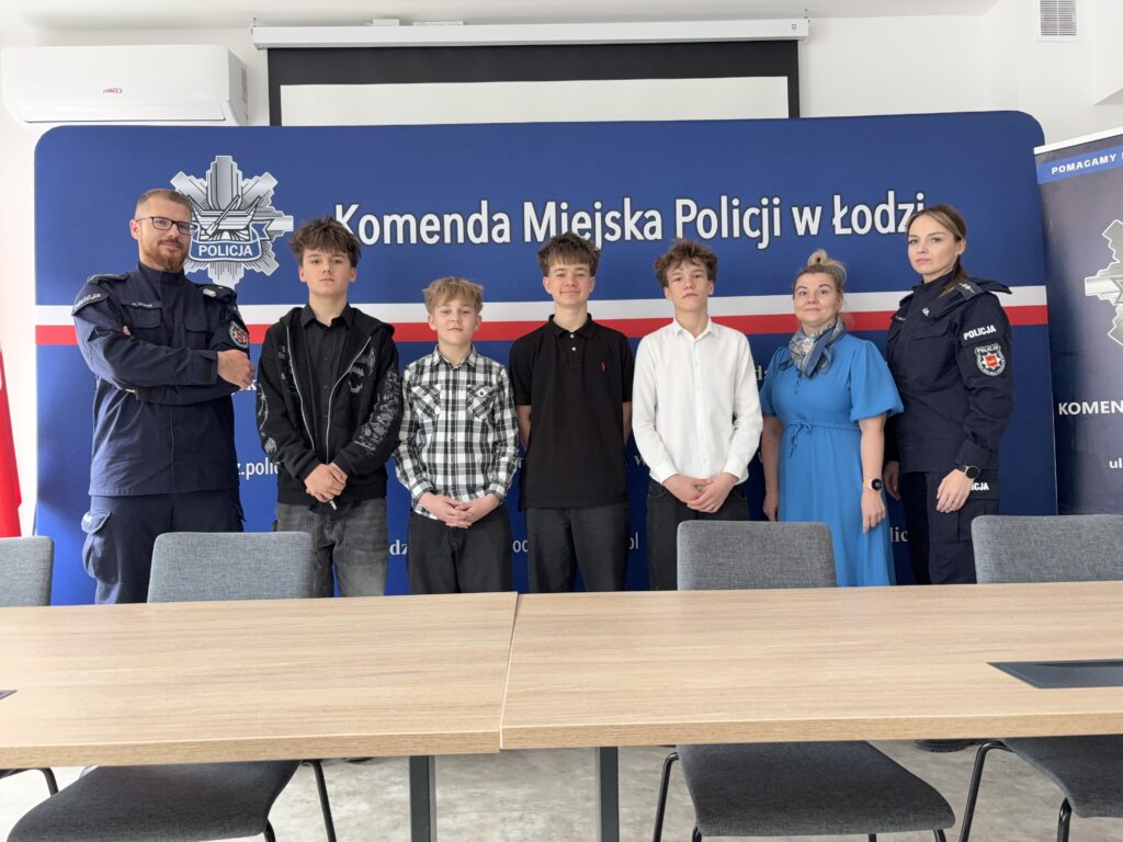 zdjęcie uczniów wraz z nauczycielem i policjantami