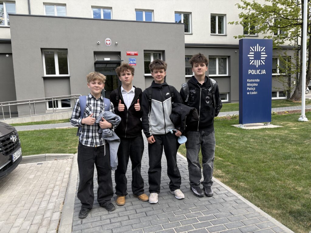 zdjęcie 4 chłopców przed komendą