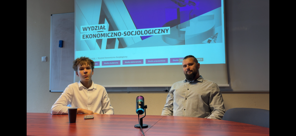 zdjęcie przedstawia pana Piotra z Antkiem który prowadzi wywiad